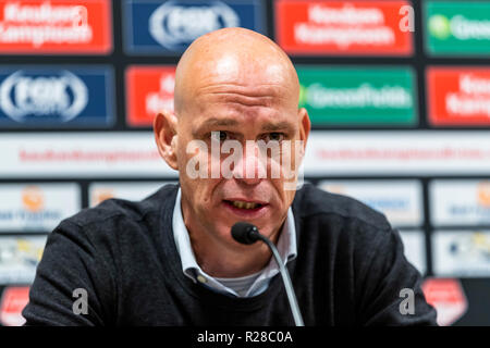 Paesi Bassi, 17 novembre 2018. OSS, Paesi Bassi, 17-11-2018, calcio, Frans Heesen stadium, olandese keuken kampioen divisie, stagione 2018/2019, Top Oss coach Klaas Wels, durante la persconference Top Oss - Almere City, Punteggio finale : 2-0 Credito: Pro scatti/Alamy Live News Foto Stock