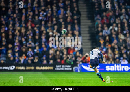 Lo stadio di Murrayfield, Edinburgh, Regno Unito. 17 Nov, 2018. Rugby Union, Autunno International Series, Scozia contro il Sud Africa; Greig Laidlaw della Scozia calci un credito di penalizzazione: Azione Plus sport/Alamy Live News Foto Stock