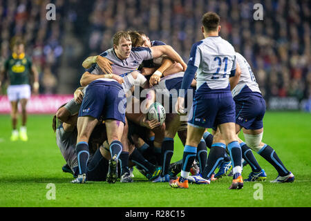 Lo stadio di Murrayfield, Edinburgh, Regno Unito. 17 Nov, 2018. Rugby Union, Autunno International Series, Scozia contro il Sud Africa; Jonny grigio della Scozia nel mezzo della ruck Credito: Azione Sport Plus/Alamy Live News Foto Stock