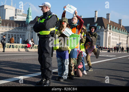 Londra, Regno Unito. 17 Novembre, 2018. Pagliacci da clandestino di ribelli insorti Clown Army (circa) supporto ribellione di estinzione bloccando Westminster Bridge, uno dei cinque ponti bloccato nel centro di Londra, come parte di una ribellione evento della durata di un giorno per evidenziare "inazione penale a fronte del cambiamento climatico catastrofe ecologica e collasso" da parte del governo del Regno Unito come parte di un programma di disobbedienza civile durante la quale decine di manifestanti sono stati arrestati. Credito: Mark Kerrison/Alamy Live News Foto Stock