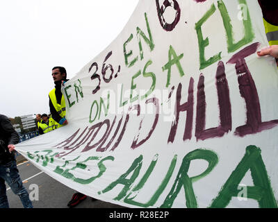 Nantes, Francia. 17 Nov, 2018. Occupazione e dimostrazione di 'giacca gialla' manifestanti a Nantes contro il governo francese a Nantes , Francia , 11/17/18 Credito: VERNAULT QUENTIN/Alamy Live News Foto Stock