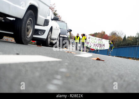 Nantes, Francia. 17 Nov, 2018. Occupazione e dimostrazione di 'giacca gialla' manifestanti a Nantes contro il governo francese a Nantes , Francia , 11/17/18 Credito: VERNAULT QUENTIN/Alamy Live News Foto Stock