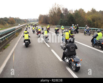 Nantes, Francia. 17 Nov, 2018. Occupazione e dimostrazione di 'giacca gialla' manifestanti a Nantes contro il governo francese a Nantes , Francia , 11/17/18 Credito: VERNAULT QUENTIN/Alamy Live News Foto Stock