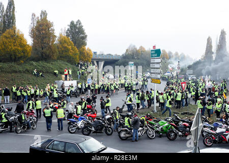 Nantes, Francia. 17 Nov, 2018. Occupazione e dimostrazione di 'giacca gialla' manifestanti a Nantes contro il governo francese a Nantes , Francia , 11/17/18 Credito: VERNAULT QUENTIN/Alamy Live News Foto Stock