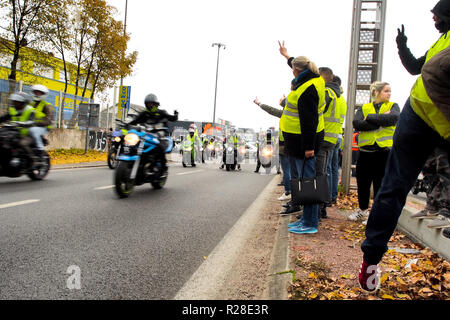 Nantes, Francia. 17 Nov, 2018. Occupazione e dimostrazione di 'giacca gialla' manifestanti a Nantes contro il governo francese a Nantes , Francia , 11/17/18 Credito: VERNAULT QUENTIN/Alamy Live News Foto Stock