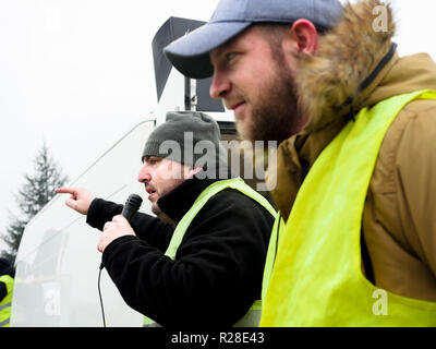 Nantes, Francia. 17 Nov, 2018. Occupazione e dimostrazione di 'giacca gialla' manifestanti a Nantes contro il governo francese a Nantes , Francia , 11/17/18 Credito: VERNAULT QUENTIN/Alamy Live News Foto Stock