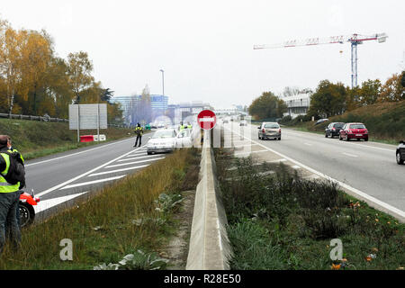 Nantes, Francia. 17 Nov, 2018. Occupazione e dimostrazione di 'giacca gialla' manifestanti a Nantes contro il governo francese a Nantes , Francia , 11/17/18 Credito: VERNAULT QUENTIN/Alamy Live News Foto Stock