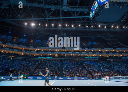 O2, Londra, Regno Unito. 17 Novembre, 2018. Semifinali giorno del torneo presso la O2 Arena di Londra, serata singles match. Novak Djokovic (SRB), classificato 1, gioca Kevin Anderson (RSA), classificato 4. Djokovic vince 6-2 6-2 per riprodurre Zverev nel finale. Credito: Malcolm Park/Alamy Live News. Foto Stock