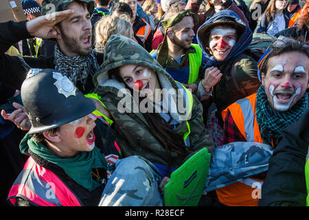 Londra, Regno Unito. 17 Novembre, 2018. Pagliacci da clandestino di ribelli insorti Clown Army (circa) MIME di un mandato di arresto della polizia come sostengono gli attivisti ambientali dalla ribellione di estinzione bloccando Lambeth Bridge, uno dei cinque ponti bloccato nel centro di Londra, come parte di una ribellione evento della durata di un giorno per evidenziare "inazione penale a fronte del cambiamento climatico catastrofe ecologica e collasso" da parte del governo del Regno Unito come parte di un programma di disobbedienza civile durante la quale decine di manifestanti sono stati arrestati. Credito: Mark Kerrison/Alamy Live News Foto Stock