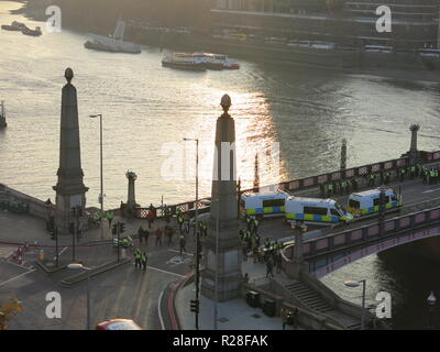 Londra, Regno Unito. 17 Nov, 2018. Lambeth Bridge chiuso per i manifestanti, Londra, UK Credit: Kay Ringwood/Alamy Live News Foto Stock