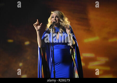 Nashville, Tennessee, Stati Uniti d'America. Xiv Nov, 2018. Carrie Underwood sul palco durante il 2018 Country Music Association Awards show. Credito: Laura Farr/ZUMA filo/Alamy Live News Foto Stock