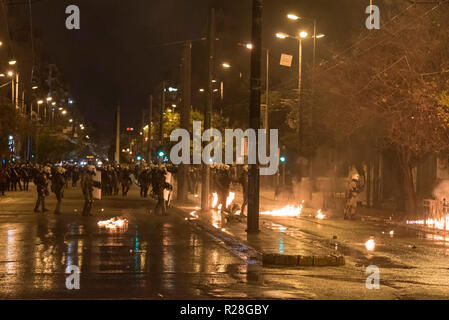 I manifestanti si scontrano con la polizia a seguito di una massiccia manifestazione di piazza per commemorare il Politecnico di Atene sollevazione contro la giunta al potere nel 1973. Foto Stock