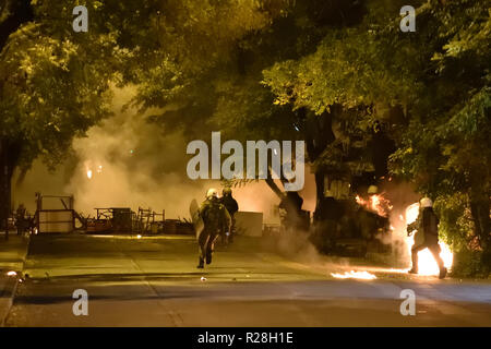 Atene, Grecia. 17 Nov 2018. I manifestanti si scontrano con anti-sommossa polizia in seguito a marzo per commemorare il 1973 il Politecnico di Atene gli studenti della rivolta contro il regime militare di Atene, Grecia. Credito: Nicolas Koutsokostas/Alamy Live News. Foto Stock