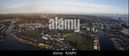 Vista panoramica dei canali e il grattacielo area della Gold Coast visto all alba da una mongolfiera, nel Queensland, Australia Foto Stock