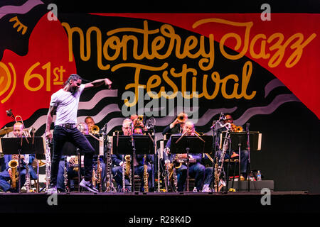JAZZ PRESSO IL LINCOLN CENTER ORCHESTRA con Wynton Marsalis e ballerine alla 61a MONTEREY JAZZ FESTIVAL - Monterey, California Foto Stock