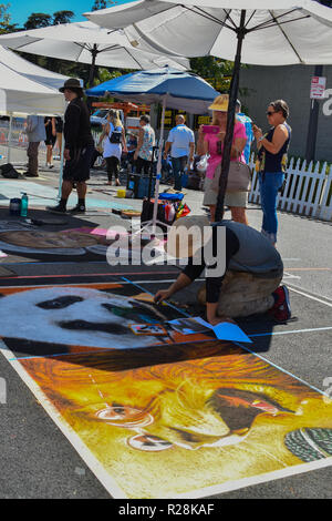 Newhall, ca. Sett. 21, 2018 - chalk art festival nel centro cittadino di Newhall dove molti artisti hanno presentato i loro disegni sulla superficie della strada. Foto Stock