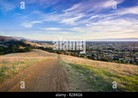 Sentiero escursionistico in serata in Garin Dry Creek Pioneer Parco Regionale, Fremont e South San Francisco Bay in background, California Foto Stock