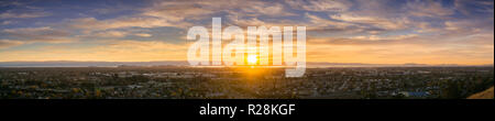 Espansiva di panorama al tramonto comprendente le città di East San Francisco Bay, Fremont, Hayward e Union City, California Foto Stock