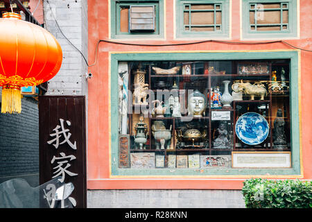 Pechino, Cina - 19 Settembre 2018 : Liulichang, cinese tradizionale vecchio vicolo, folk cinese antica arte shop street Foto Stock