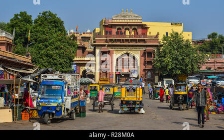 Jodhpur, India - Novembre 6, 2017. La gente sulla strada di Jodhpur, India. Jodhpur è la seconda più grande città nello stato del Rajasthan. Foto Stock