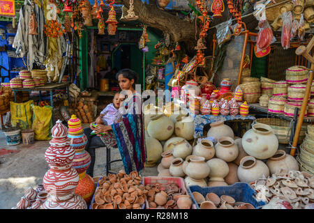 Jodhpur, India - Novembre 6, 2017. Negozio di ceramiche a Sadar Mercato di Jodhpur, India. Jodhpur è la seconda più grande città nello stato del Rajasthan. Foto Stock