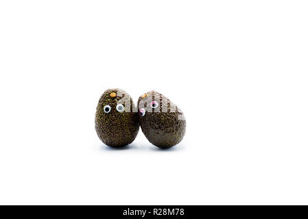 Romantico avocadi giovane con googly occhi come uomo e donna, funny food concept per progetti creativi. Foto Stock