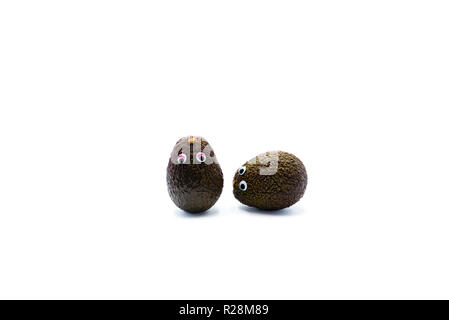 Romantico avocadi giovane con googly occhi come uomo e donna, funny food concept per progetti creativi. Foto Stock