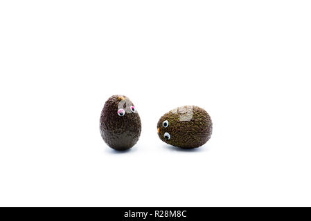 Romantico avocadi giovane con googly occhi come uomo e donna, funny food concept per progetti creativi. Foto Stock