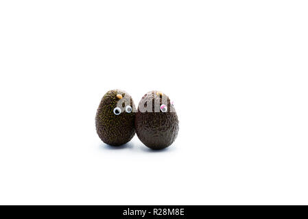 Romantico avocadi giovane con googly occhi come uomo e donna, funny food concept per progetti creativi. Foto Stock