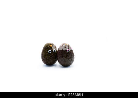 Romantico avocadi giovane con googly occhi come uomo e donna, funny food concept per progetti creativi. Foto Stock