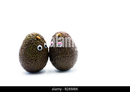 Romantico avocadi giovane con googly occhi come uomo e donna, funny food concept per progetti creativi. Foto Stock