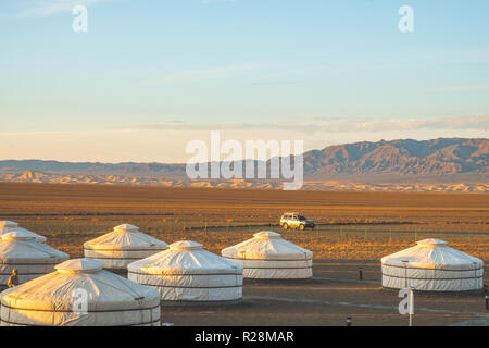 Mattina vista panoramica di Khongoryn Els dune di sabbia da un turista ger camp nel deserto del Gobi.