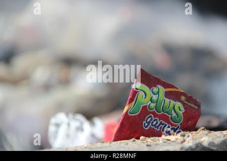 Plastica crisi dell'inquinamento. Rifiuti di plastica sulla discarica di rifiuti nel fiume Citarum lato, Bandung, Indonesia. Foto Stock