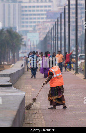 Novembre 12,2018. visakhapatnam, India. Una signora salviette Sweeper strada della spiaggia di Spiaggia RK ant la mattina. Foto Stock