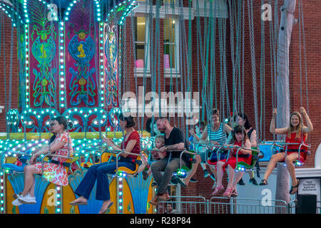 La gente seduta su una giostra in attesa per la corsa per avviare il Natale festival Perth Western Australia. Foto Stock