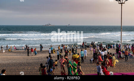 Novembre 13,2018. Visakhapatnam,l'India. Turisti che si godono la sera a Ramakrishna beach. Foto Stock