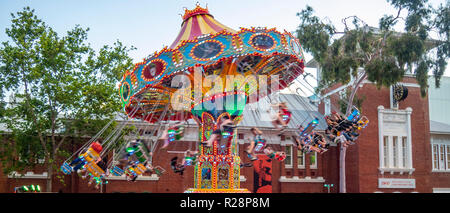 Persone a cavallo di una giostra di swing ride festival di Natale di Perth Centro Culturale Perth Western Australia. Foto Stock