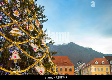 Brasov, Romania - 07 Novembre 2017: albero di Natale nel centro di Brasov, con una vista verso la montagna di Tampa. Foto Stock