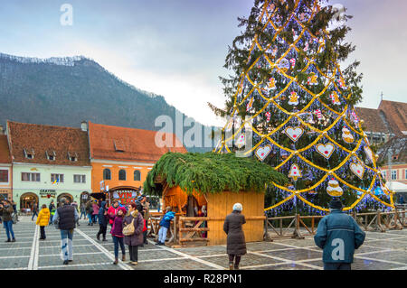 Brasov, Romania - 07 Novembre 2017: albero di Natale e la scena della natività nel centro di Brasov, con una vista verso la montagna di Tampa. Foto Stock