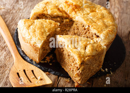 Francese canadese Tourtiere torta a base di carne vicino sul tavolo. Posizione orizzontale Foto Stock