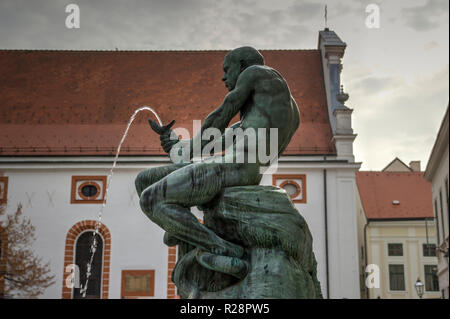 Zagabria, Croazia - BRONZO - Statua fontana PESCATORE E SNAKE (1906) da Simeone Roksandic (1874-1943) a Piazza dei Gesuiti (Jezuitski trg) in Città Alta Foto Stock