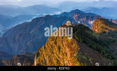 Tempio d'oro sul picco Wanfo, Emeishan o Monte Emei, nella provincia di Sichuan, in Cina Foto Stock