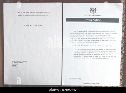 Originale di comunicati stampa relativi alle dimissioni dell'allora Primo Ministro Margaret Thatcher, sono visti in studio fotografie scattate a Londra Foto Stock