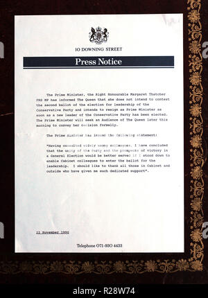 Originale di comunicati stampa relativi alle dimissioni dell'allora Primo Ministro Margaret Thatcher, sono visti in studio fotografie scattate a Londra Foto Stock
