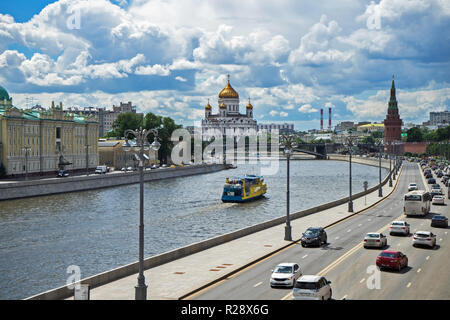 Mosca, Russia. Vista del fiume Moscva e una autostrada. in retro, la cattedrale di Cristo Salvatore. Foto Stock