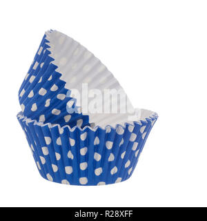 Carta blu cupcake liners, torta casi isolati su sfondo bianco. Foto Stock