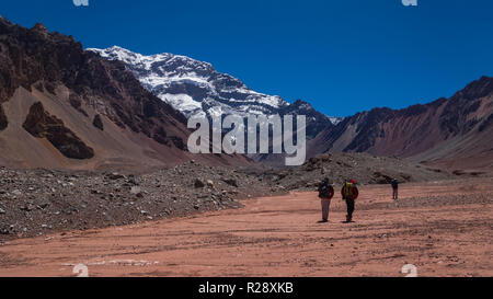 Gruppo di turisti a piedi verso il lato sud del monte Aconcagua nel parco Aconcagua nella provincia di Mendoza in Argentina Foto Stock