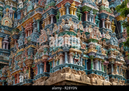 Divinità colorati sulla torre nord, Tempio di Madurai, Madurai, Tamil Nadu, India Foto Stock