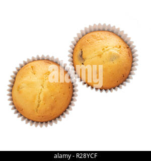 Frutta fatti in casa muffin, tortine isolati su sfondo bianco. Due piccole torte fatte in casa, overhead laici piana. Foto Stock