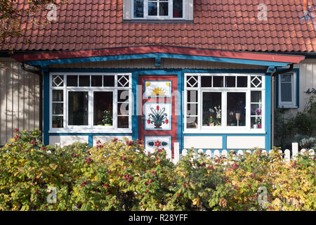 Prerow, Germania - 9 Ottobre 2018: Visualizzazione di una tipica casa sul Mar Baltico con una tradizionale colorato porta di ingresso, Germania. Foto Stock